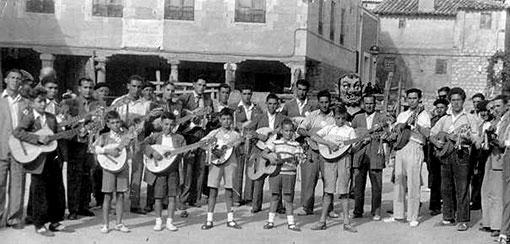 Rondalla y Cabezudos de Tendilla. Años 50